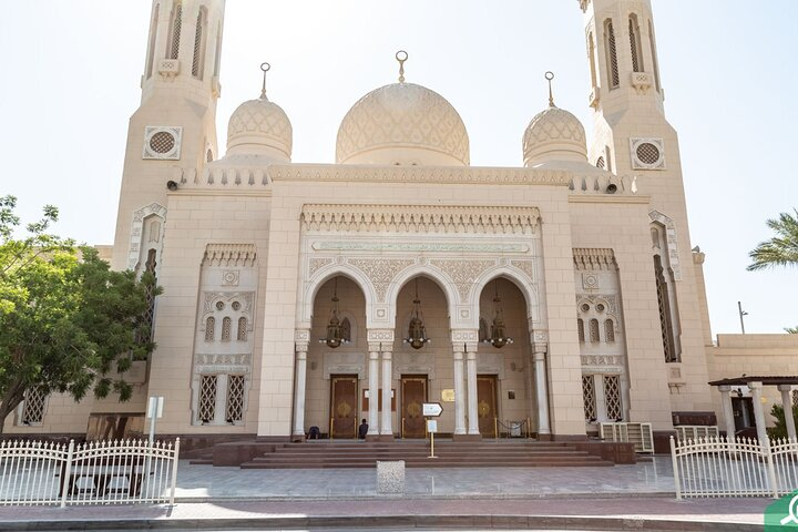 Discover the stunning architecture of Dubai's iconic landmarks on a half-day city tour where history meets modernity in every corner of this remarkable city.